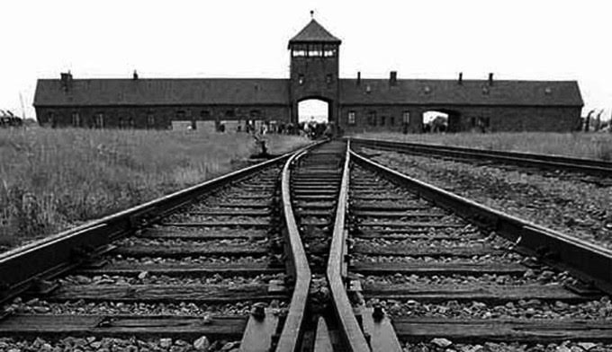  Auschwitz ismi, Holokost sürecinde kurban olanların ve dolayısıyla II. Dünya Savaşı'ndaki Nazi dehşetinin sembolü oldu