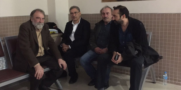 Murat Belge 'Cumhurbaşkanına hakaret' iddiasıyla yargılandığı Kartal Adliyesi'nde Can Belge, Ömer Laçiner ve Orhan Pamuk'la birlikte (sağdan sola; fotoğraf: Sinem Babul/T24)