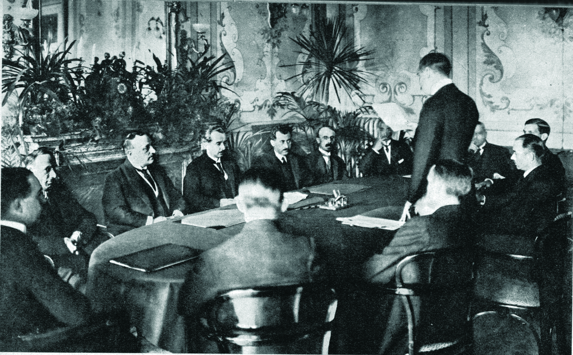 Lozan Antlaşması'nın arkasından J. Grew başkanlığındaki ABD heyetiyle Türk delegasyonu arasındaki görüşme.