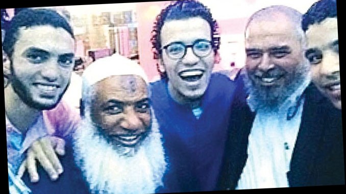 Washington Post ,  Rifai Ahmed Taha (soldan ikinci) ve  Şavki el İslambuli’nin (sağdan iki) 2015 yılında Türkiye’de çekildiği iddia edilen bir fotoğrafını da yayınladı. 