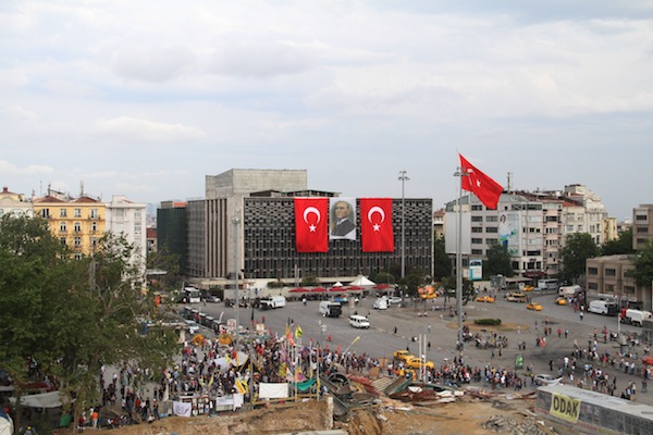 Gezi eylemlerinde çok sayıda örgüt flaması polis müdahalesiyle indirilerek yerine Türk bayrağı ve Atatürk posteri asılmıştı