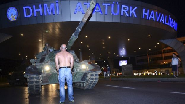 Darbe girişimi gecesinde çok sayıda gösterici tankarın önüne geçip yollarını kesmişti.