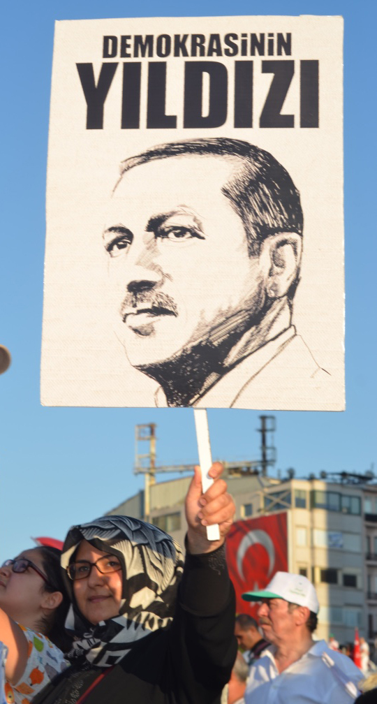 Meydandaki  tek Tayyip Erdoğan posterini taşıyan katılımcıyla konuşmak istediğimizde olumsuz yanıt alıyoruz. Sadece fotoğraf çekmemize izin veriyor.