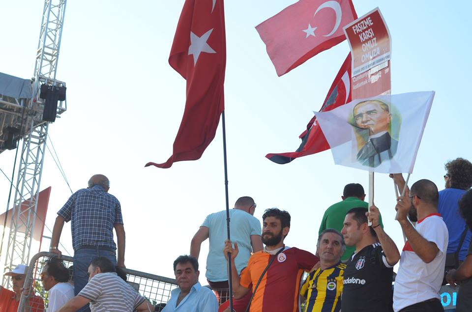 Galatasaray, Fenerbahçe ve Beşiktaş forması giyen üç taraftar 