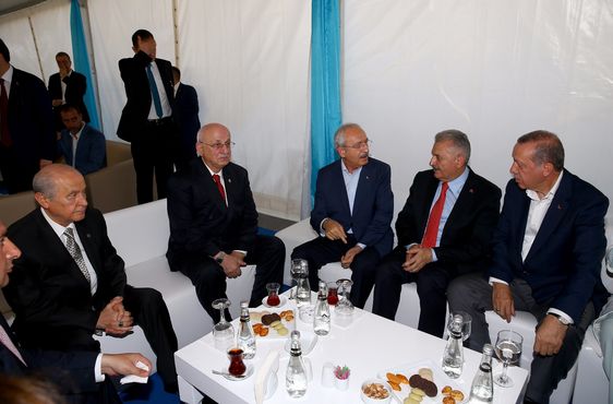 Yenikapı'daki miting öncesinde Cumhurbaşkanı Erdoğan, Başbakan Yıldırım, CHP Genel Başkanı Kılıçdaroğlu, TBMM Başkanı Kahraman ve MHP Genel Başkanı Bahçeli bir arada. (Sağdan sola)