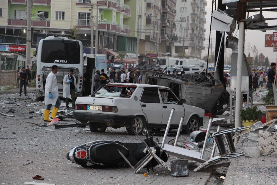 Diyarbakır'ın Sur ilçesindeki saldırıda aynı aileden 5 kişi öldü, 5'i polis, 12 kişi yaralandı. Aynı saatlerde Mardin'de düzenlenen saldırıda bir polis ve 7 sivil hayatını kaybetti, 10'u polis 32 kişi de yaralandı (Fotoğraf: Mardin Kızıltepe)