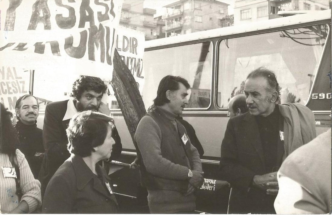 1977 sansürü protesto yürüyüşünde: Türkali, Eşref Kolçak, Merih Hanım, Orçun Sonat ve Necip Tekçe  (sağdan sola, Fotoğraf: Atilla Dorsay)