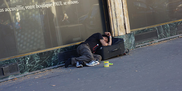 Paris, Ağustos, Madlaine Meydanı'nda şık bir evin önü