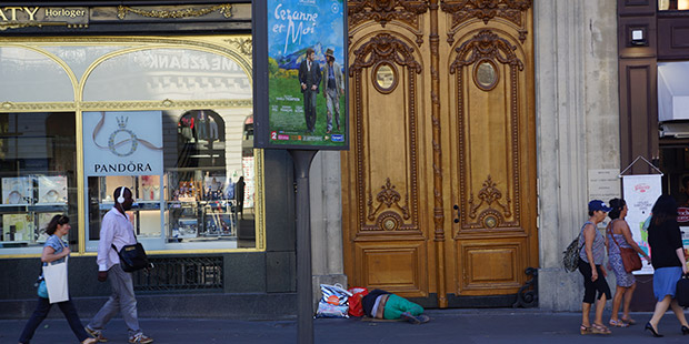 Paris Ağustos 2016, Opera Meydanı'nda bir evin kapısı önünde...