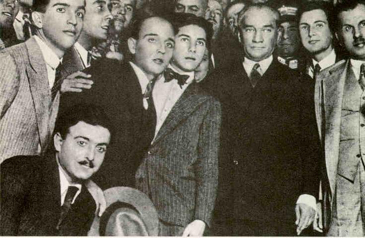  2 Temmuz 1933: Atatürk, İstanbul Üniversitesi ziyaretinde öğrenciler arasında