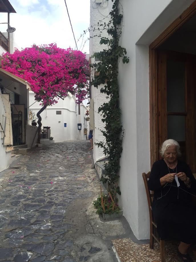 Skyros adasının tepelerinde uzak bir köy. Bir evin önünde, bembeyaz saçlı, simsiyah elbiseli bir nine...  Tığla dantel işliyor. Anneme benzetiyorum...