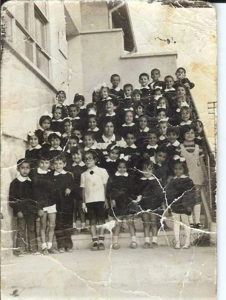 Tekin'in Facebook hesabına yüklediği ilkokul yıllarına ait fotoğraflarından biri.