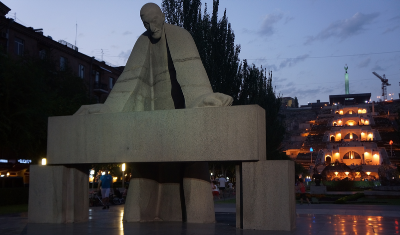 Ermenistan'ın başta Erivan, birçok şehrin ana planını çizmiş, Ermenistan mimarisinin babası, Aleksandır Tamanyan'ın heykeli Kaskad'da...