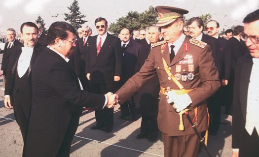 Körfez Savaşı'nda Türk ordusunun Musul ve Kerkük'e girmesi istenince, dönemin Genelkurmay Başkanı Necip Torumtay (sağda) 3 Aralık 1990'da emekliye ayrıldı