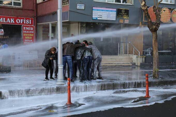Diyarbakır'da Kışanak ve Anlı'nın gözaltına alınmasını protesto edenlere polis müdahale etti. 25 kişi gözaltına alındı