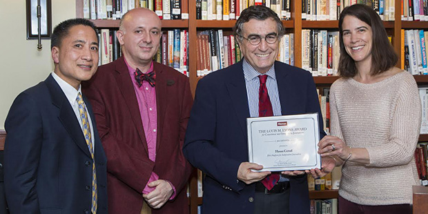 Hasan Cemal Harvard Üniversitesi'nde 'Gazetecilikte Vicdan ve Dürüstlük Ödülü'nü alırken...