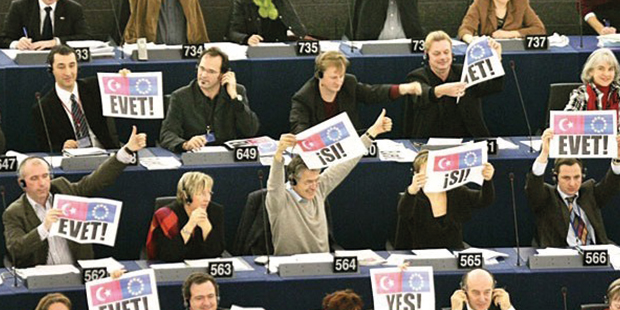 Avrupa Parlamentosu, 15 Aralık 2004'te yapılan oylamada Türkiye'nin AB üyeliğini büyük bir çoğunlukla desteklerken Avrupa dillerindeki 'Evet' pankartlarıyla tarihi bir görüntüye sahne olmuştu