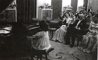 İdil Biret 5 yaşında, Çankaya Köşkü’nde İsmet İnönü ve davetlilere çalarken, 1947