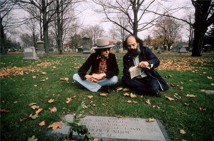 Bob Dylan ve Allen Ginsberg, Jack Kerouac'ın mezarı başında.