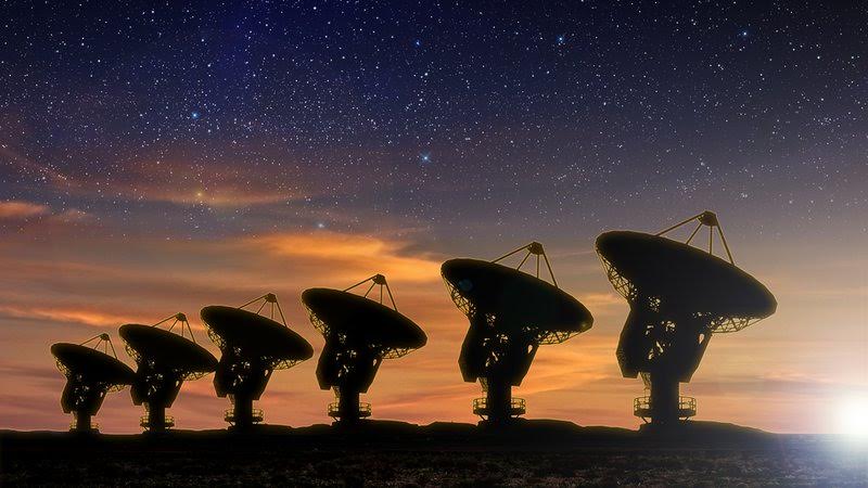 1971'de kurulan Dünya Dışı Akıllı Yaşam Araştırması (SETI) uzaydan gelebilecek sinyalleri yakalamaya çalışıyor