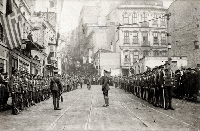 İşgal altındaki İstanbul'da General Edmund Allenby'yi bekleyen İngiliz birlikleri (Karaköy / Ocak 1919)