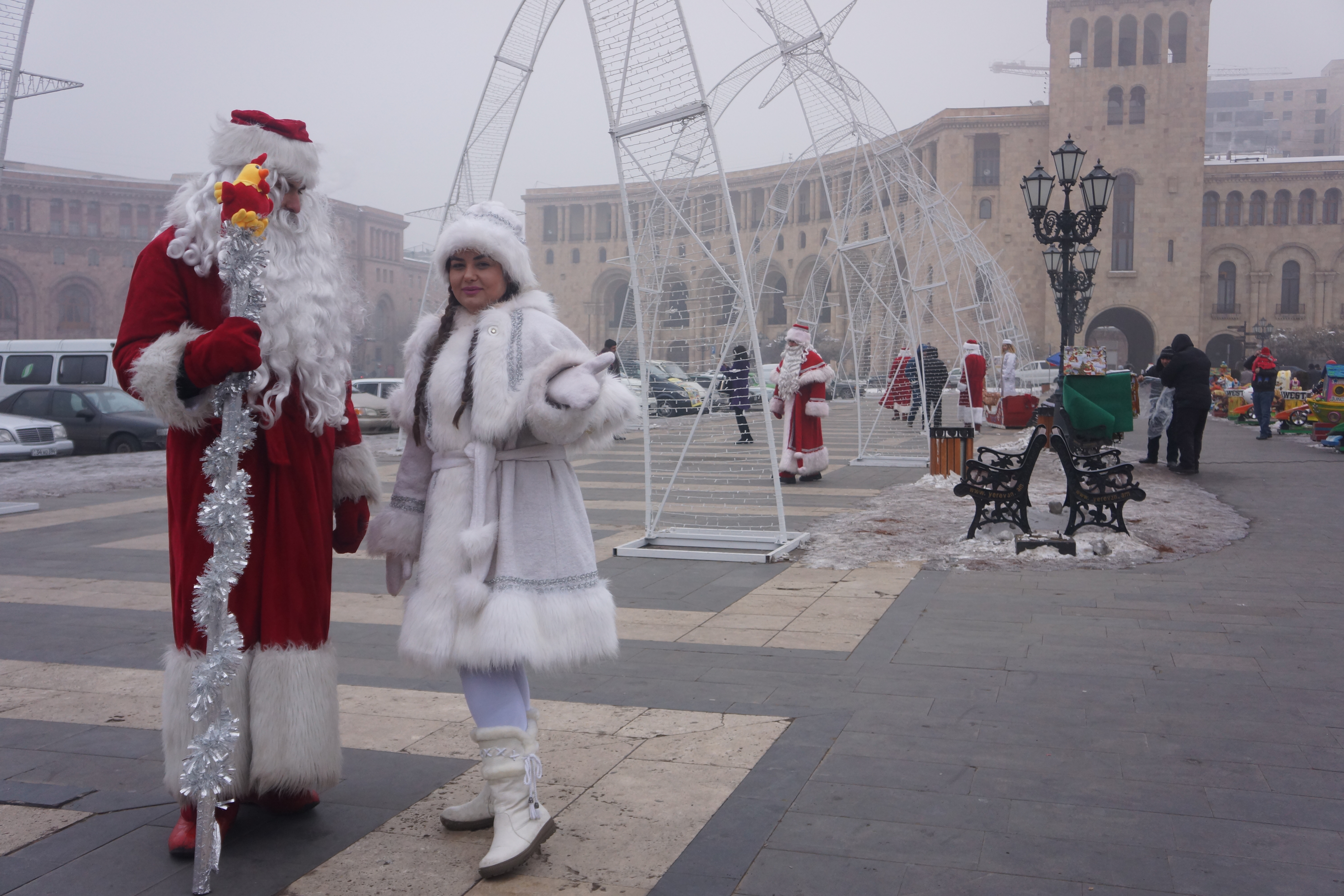 1 Ocak sabahı en ''kalabalık'' yer Cumhuriyet Meydanı'ydı, Noel Baba ve Kar güzeli, çocuklarla fotoğraf çektirmek üzere bekliyorlardı, genelde tiyatro öğrencileri onlar...