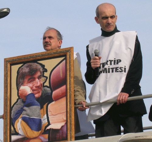 23 Ocak 2007 günü. Hrant Dink'in cenazesi. Bülent Aydın, Tayfun Mater ile birlikte anons aracının üzerinde.