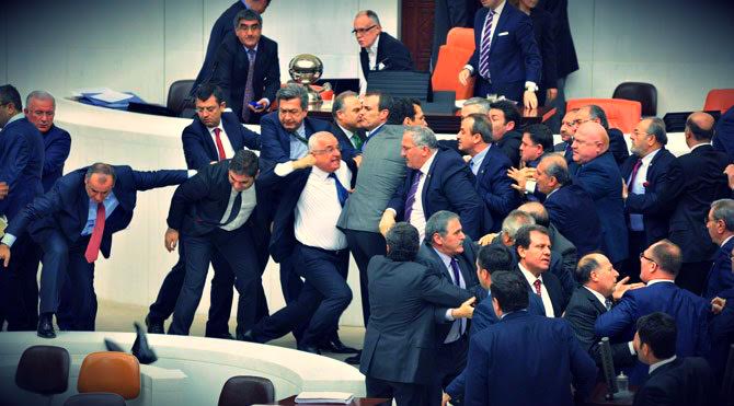 9 Ocak'ta başlayan anayasa değişikliği teklifi görüşmeleri bu sabah saatlerinde sona erdi. AKP ile CHP ve HDP'li milletvekillerinin kavgalarına sahne olan görüşmelerin ardından teklif 339 oyla kabul edildi