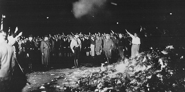 1933 Almanyası’nda meydanda kitaplar yakılırken şair Heinrich Heine, ‘Kitapların yakıldığı yerde, gün gelir insanlar yakılır’ demişti