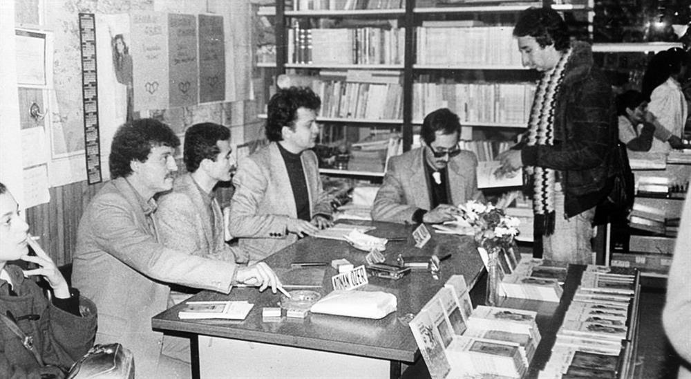 Kadıköy Gençlik Kitabevi'nde Üç Çiçek Yayınları'nın ilk imza günü, 1984. Soldan sağa: Adnan Özer, Osman Konuk, Erdal Alova, Süleyman Yağız