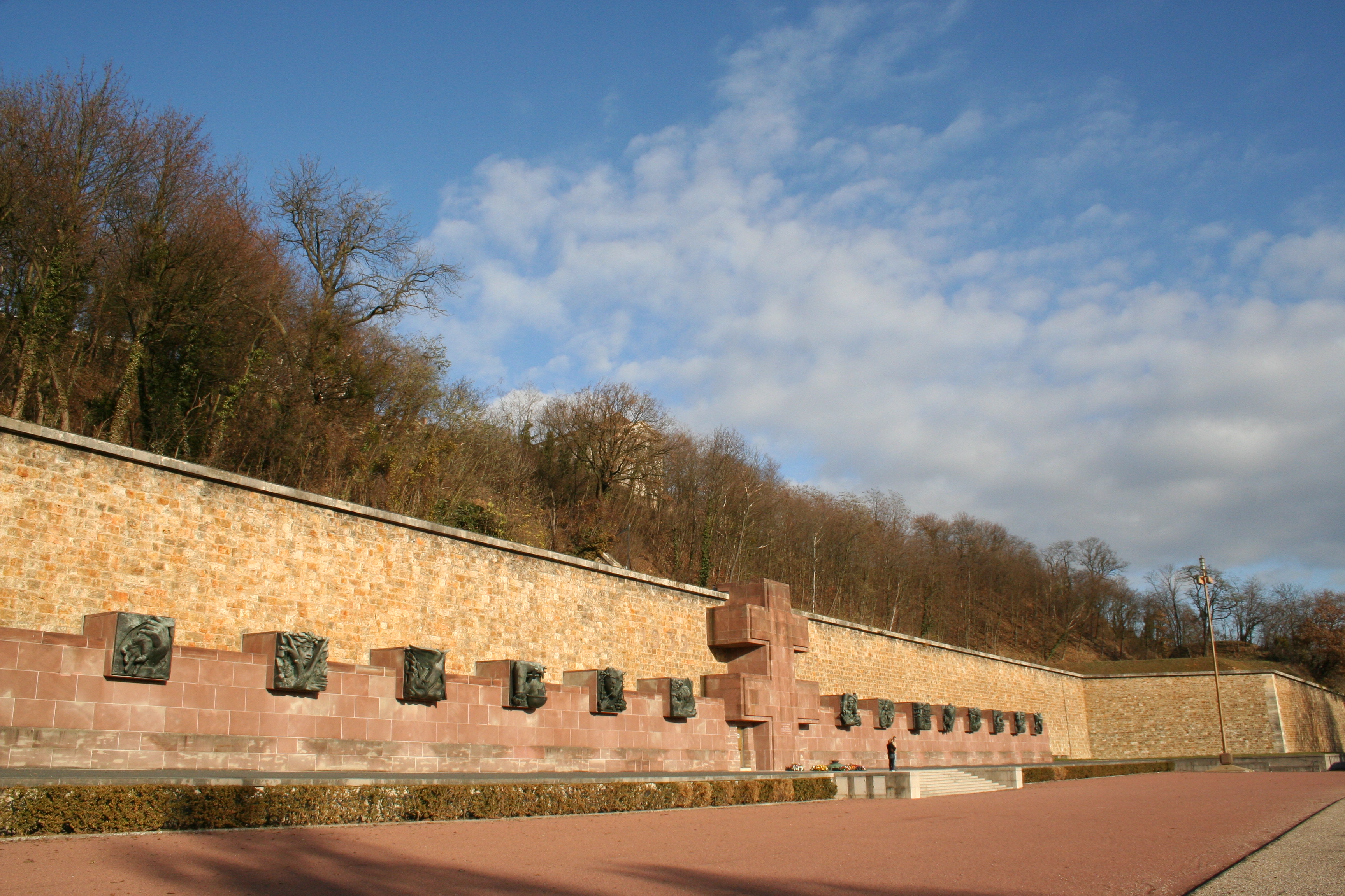 1939-1945 arası direnişçiler anısına, Manuşyan Grubunun kurşuna dizildiği Mont Valerin'de yapılmış Ulusal Direniş Anıtı