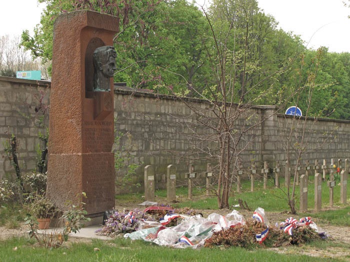 Paris’te Ivry Mezarlığı’ndaki Manuşyan Anıt Mezarı