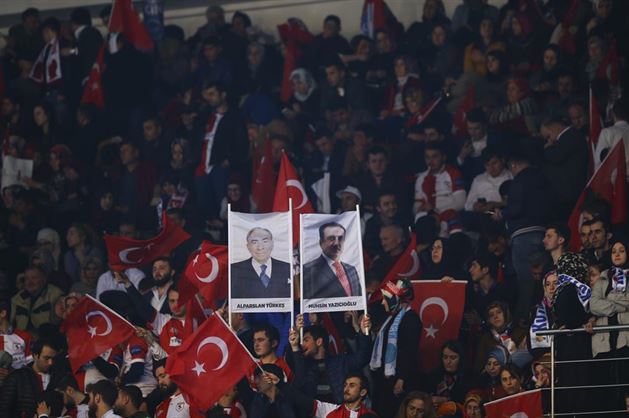 Milliyetçi Hareket'in kurucu lideri Alparslan Türkeş ile BBP lideri Muhsin Yazıcıoğlu'nun posterleri de salondaydı