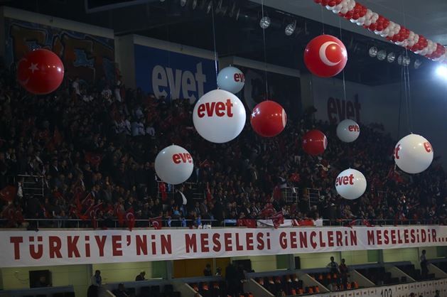 Salonda AKP bayrakları yerine sadece Türk bayrağının kullanılması dikkat çekti