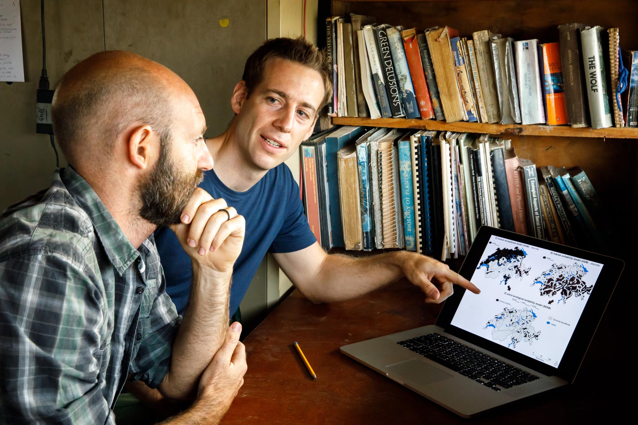 Gabriele Cozzi ve Dominik Behr sosyoekolojik haritayı incelerken (Fotoğraf: Arpat Özgül) 