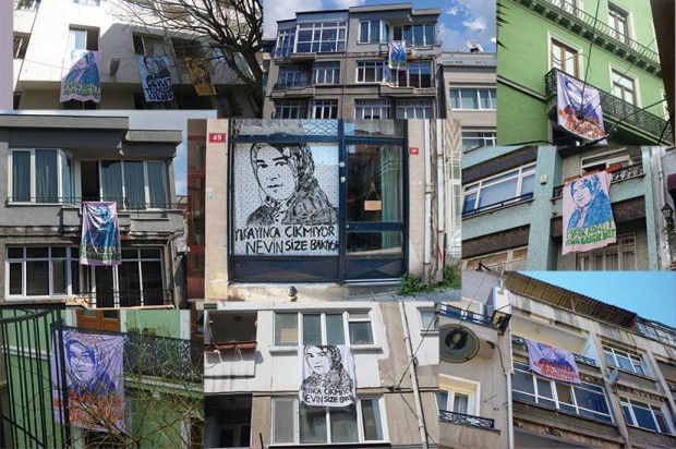 Nevin Yıldırım’ın fotoğrafını çarşafların üzerine uygulayan kadın sanatçılar, İstanbul’un çeşitli binalarına bu çarşafları asarak erkek adalet anlayışına dikkat çekmeye çalıştılar.