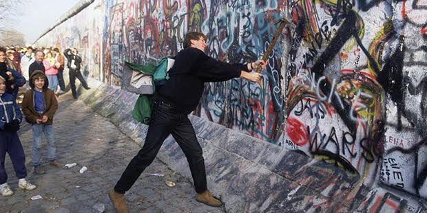 Batı'da yıllarca 'Utanç duvarı' (Schandmauer) olarak anılan Berlin Duvarı, 9 Kasım 1989'da Doğu Almanya'nın, isteyenlerin Batı'ya gidebileceğini açıklamasının ardından yıkıldı