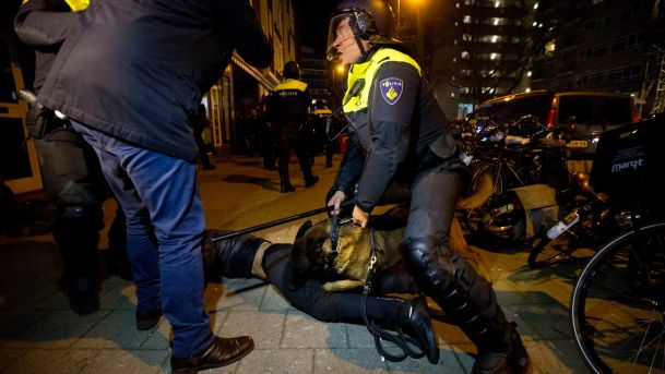 Rotterdam'daki Türkiye Başkonsolosluğu'nda protestoculara yapılan sert müdahale Ankara'nın tepkisini çekti. Cumhurbaşkanı ve hükümet yetkilileri Hollanda'dan özür beklediklerini açıkladı