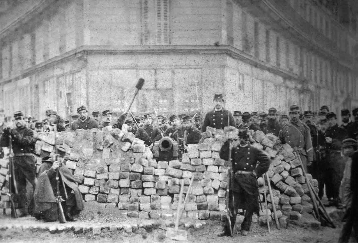 Kanlı Hafta'da Rue Voltaire Caddesi'nde ele geçirilen bir barikat, Paris, 1871