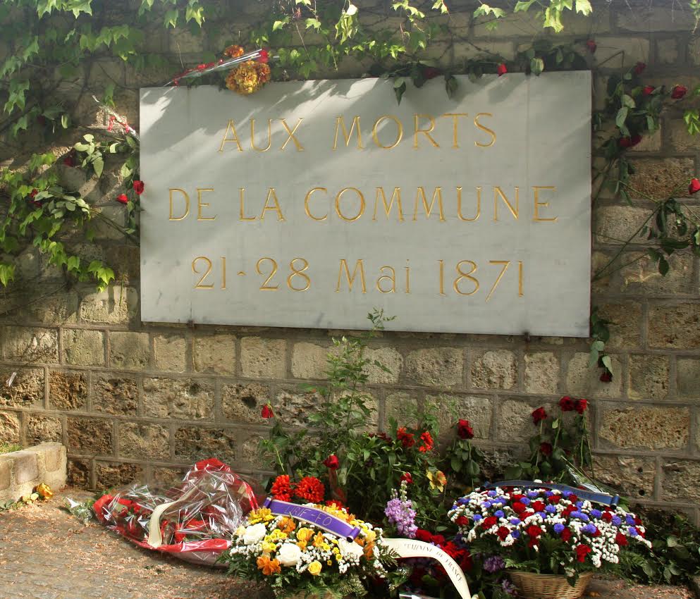 Père Lachaise mezarlığında, önünde komünarların öldürüldüğü duvardaki onur plaketi