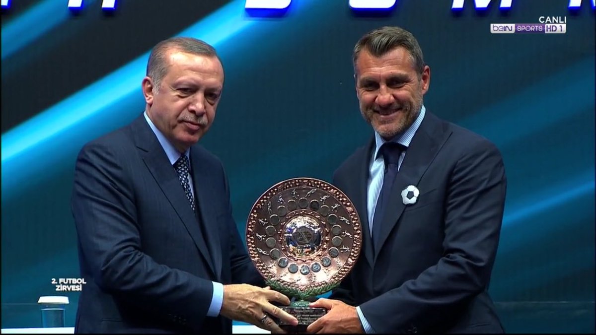 Cumhurbaşkanı Tayyip Erdoğan, Christian Vieri'ye plaket verdi