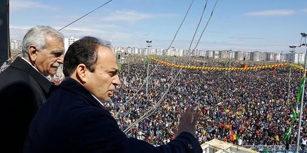 Tutuklanmasının ardından Mardin Belediye Başkanlığı görevinden alınan Ahmet Türk ve HDP Şanlıurfa Milletvekili Osman Baydemir Diyarbakır'daki Newroz kutlamalarında on binlere seslendi
