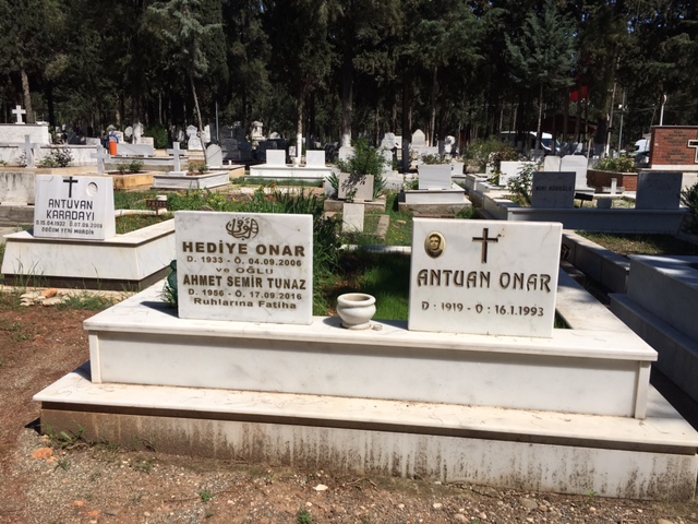 Mersin Mezarlığı'nda farklı dinlerden çiftler birlikte yatıyor