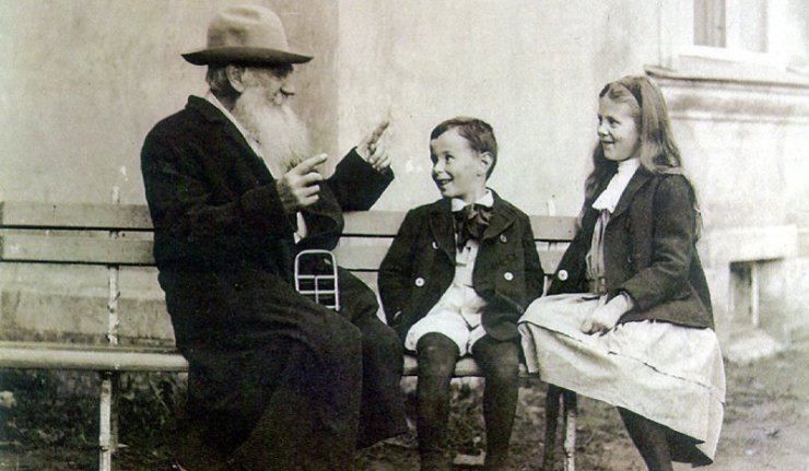 Tolstoy torunlarına hikâye anlatırken