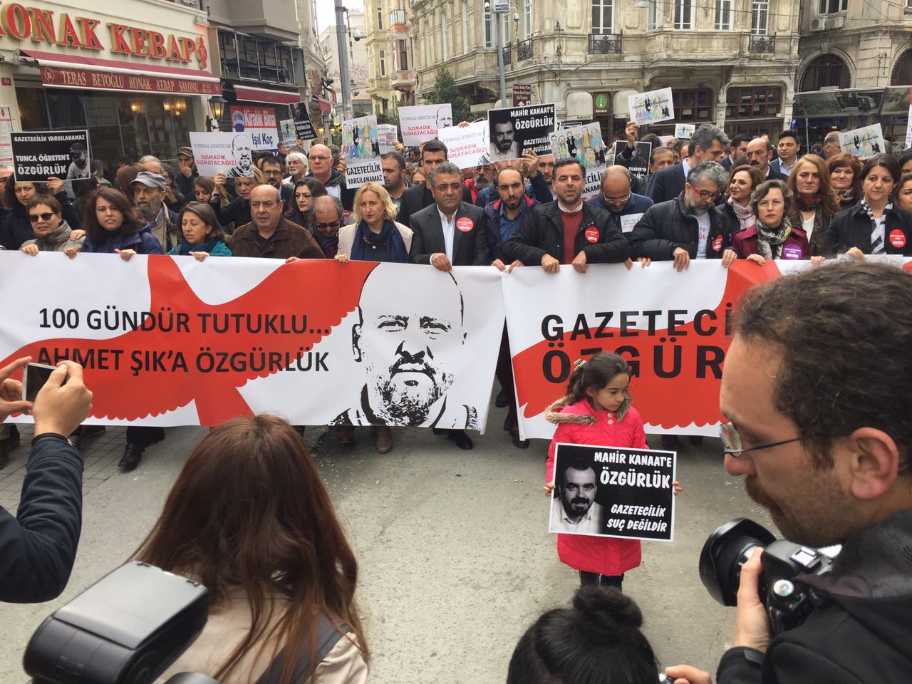 Gazetecilerin yürüyüşü İstiklal Caddesi'nin Tünel tarafından başladı