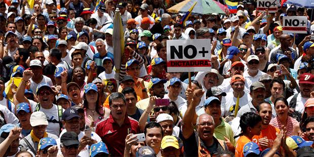 Venezuela'nın başkenti Caracas'ta toplanan on binler, Devlet Başkanı Maduro'nun istifasını istedi. Seçim taleplerini yineleyen protestocular 'Diktatörlüğe hayır' pankartları taşıdı