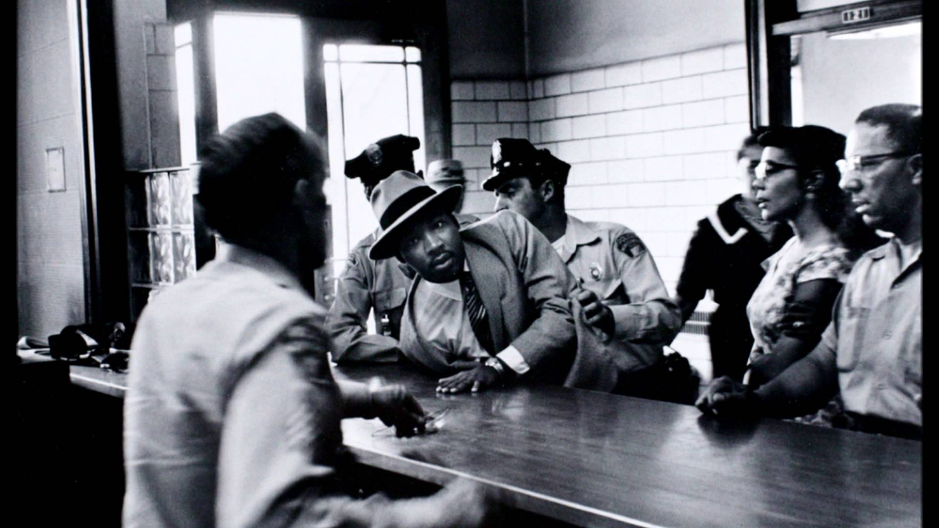 Martin Luther King Jr. Florida'daki Monson Motor Lodge otelinin siyahlara uyguladığı ayrımcılığı protesto ettiği için tutuklanırken, 18 Haziran 1964 