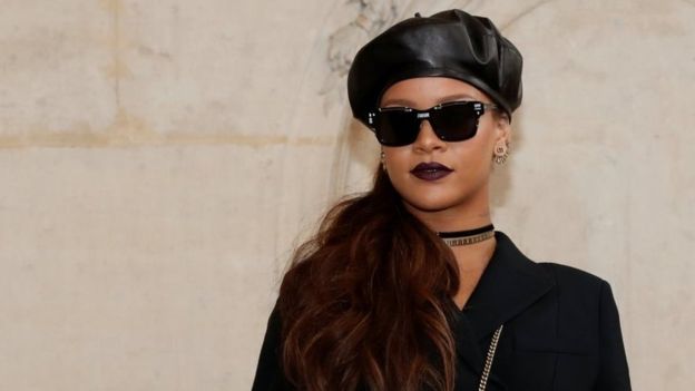 ​Rihanna, sosyal medyadan yaptığı ürün tanıtımları yüzünden eleştirilen ünlülerden biri
