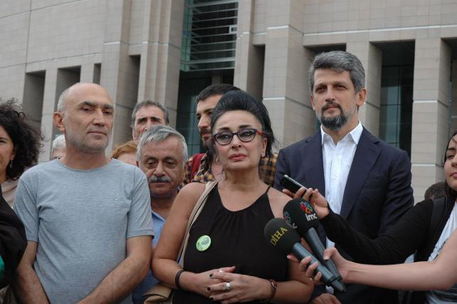  Avukat Eren Keskin, artık İHD ile birlikte 'yaşam tarzı' haline gelmiş basın açıklamalarından birini yaparken 