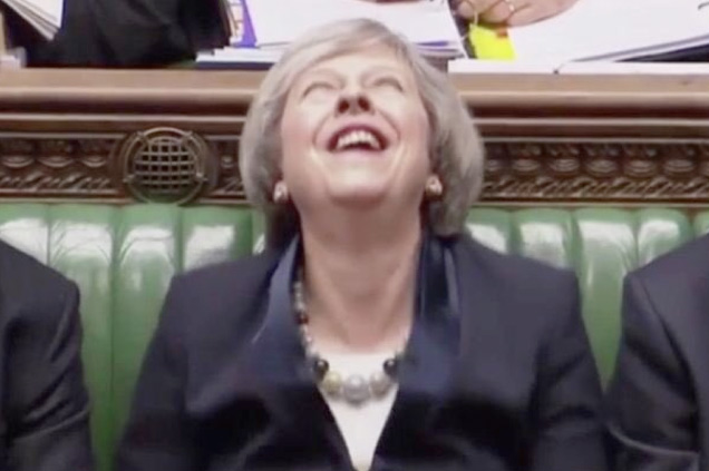 Corbyn engellilerin ve işsizlerin hükümet politikalarından çektiklerini anlatırken bunu komik bularak gülen Başbakan May’in bu fotoğrafı çok tartışıldı.